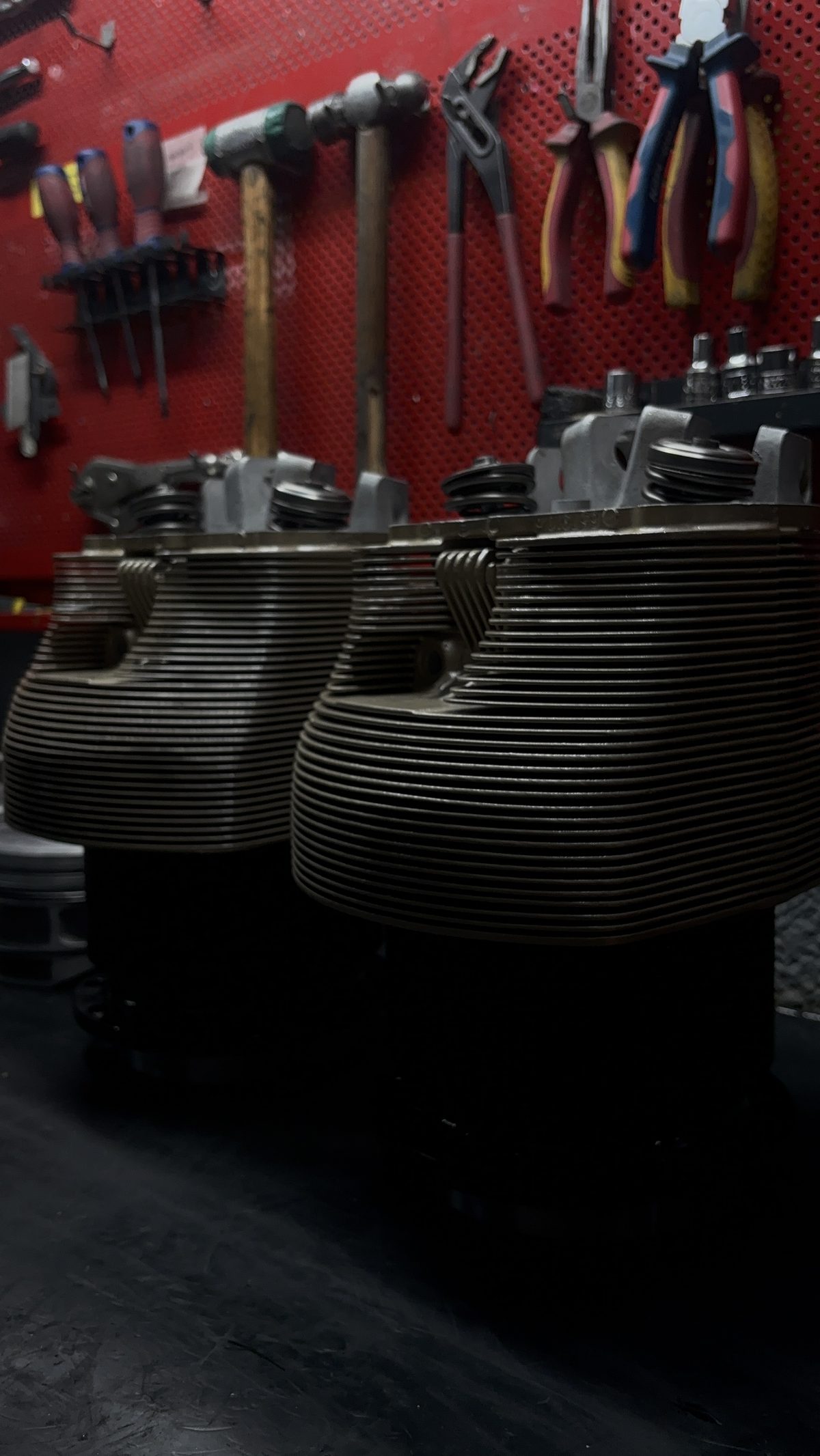 Cilindros de motor aeronáutico en el taller