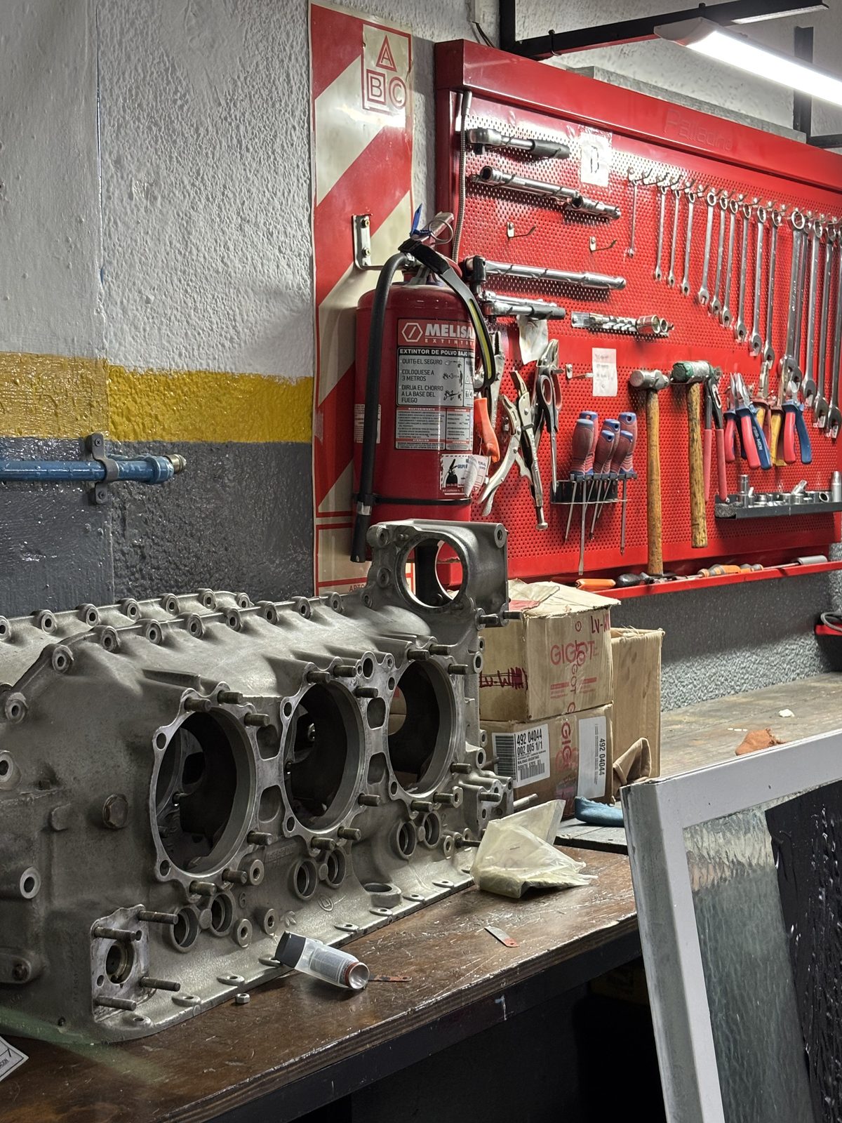 Bloque de motor en mesa de trabajo del taller