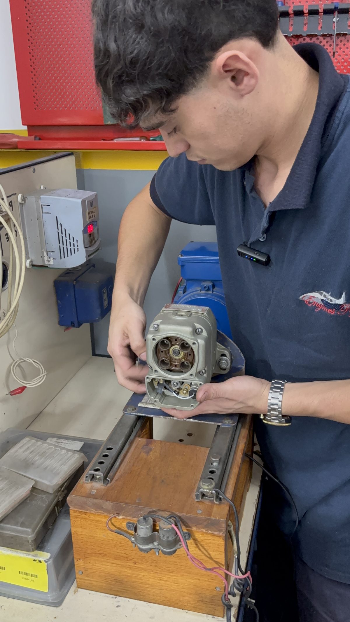 Ezequiel inspeccionando magneto en banco de ensayo