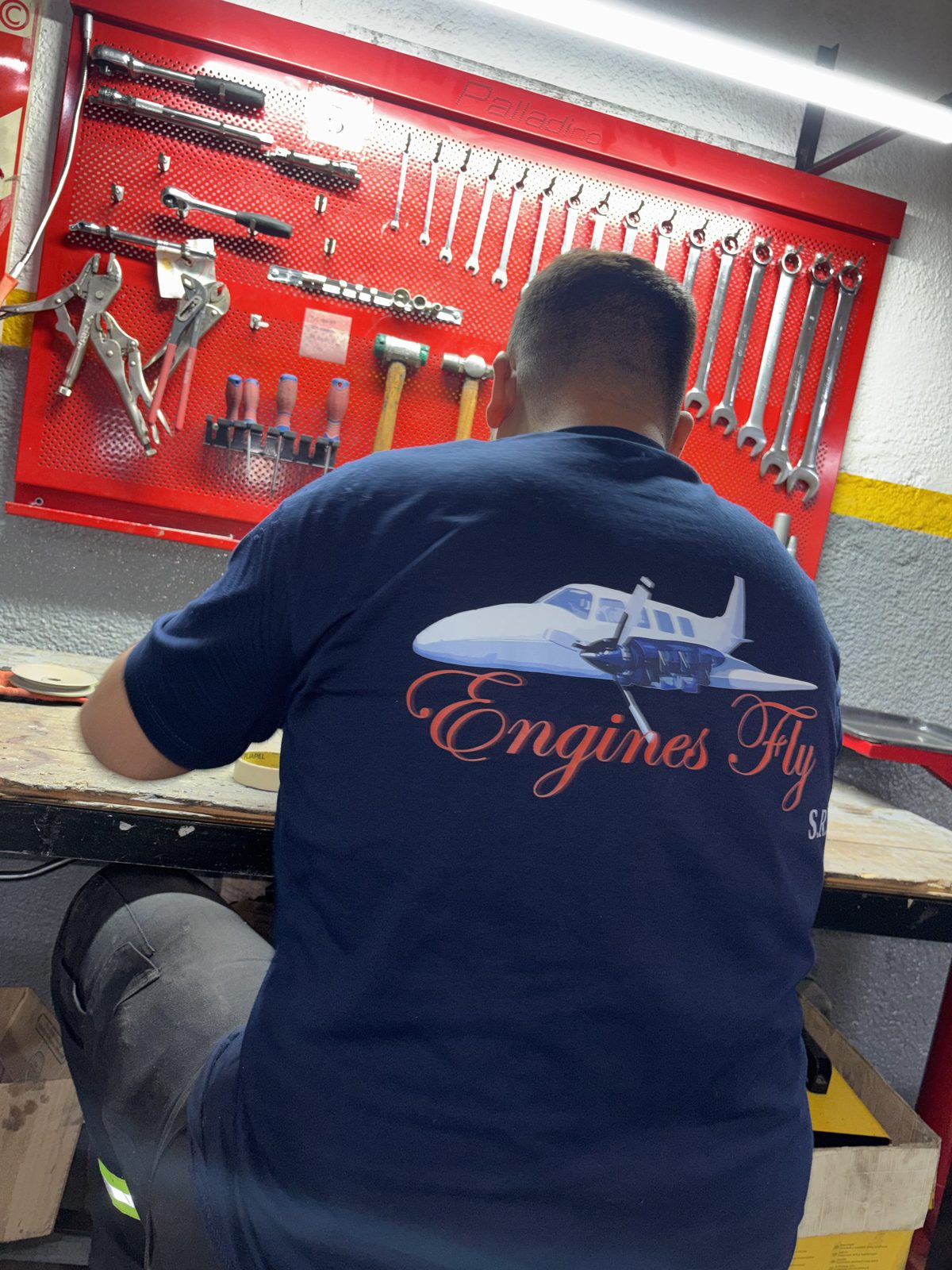 Técnico de Engines Fly trabajando en el taller